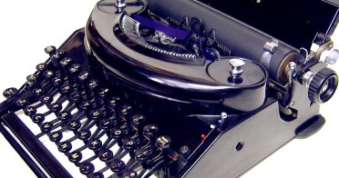 Antiga Tecnologia - Mquina de Escrever no Mato